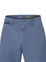 Short de gabardina RKF modelo Classic, de color azul, con bolsillos laterales y traseros, tiro medio y calce relajado.