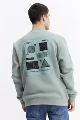 Buzo negro de algodón con cuello redondo, puños y cintura elásticos. Presenta un pequeño estampado frontal con texto en azul claro.