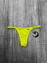 Bikini colaless de lycra en varios colores, con tiras finas ajustables con hebillas.