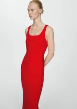Vestido midi de tejido fluido y diseño entallado, con escote cuadrado y tirantes finos. Presenta una abertura posterior en el bajo.