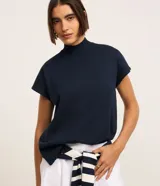 Blusa en punto texturizado color azul marino, con cuello alto acanalado, manga corta amplia, aberturas en los laterales de la parte baja y diseño de la marca Marfinno.