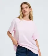 Remera Blue Steel de corte boxy, con cuello redondo y mangas cortas. Confeccionada en algodón, presenta un diseño liso y holgado.
