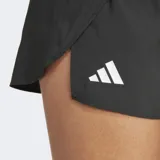 Shorts de running Adidas Adizero Essentials Split, color negro, confeccionados con poliéster reciclado. Presentan un diseño liviano, tiro medio, aberturas laterales y calzoncillo interior. Incluyen un bolsillo interior para tarjetas o geles.