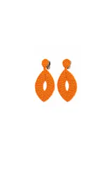 Caravanas colgantes de diseño almendrado, confeccionadas íntegramente con mostacillas color naranja. Cuentan con un cierre tipo clip y son de estructura liviana.