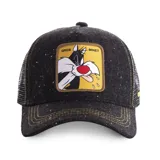 Gorra tipo trucker de color negro con efecto jaspeado, con parche frontal cuadrado que presenta al personaje Silvestre de Looney Tunes sobre fondo amarillo. Cuenta con costuras en contraste y malla trasera.