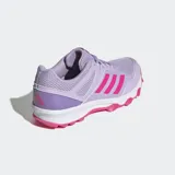 Championes de hockey Adidas Fabela Rise para mujer, color violeta con las tres tiras características en fucsia. Presentan un diseño con exterior de malla transpirable, refuerzos sintéticos para mayor soporte, mediasuela de EVA para amortiguación y suela Traxion con tapones para un agarre óptimo en la cancha.