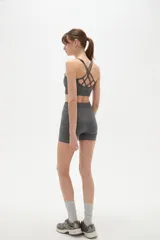 Short deportivo de calce ajustado, confeccionado en tejido de punto sin costuras con efecto melange.