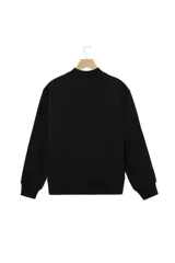 Sudadera de algodón color negro, con cuello redondo y cierre frontal parcial. Presenta mangas largas con puños y ruedo en rib.