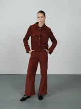 Pantalón de pana color ladrillo, de corte recto y tiro alto.