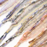 Pashmina de tejido suave con diseño de rayas multicolor en tonos pasteles y neutros, con flecos en los extremos.