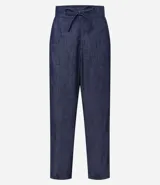 Pantalón de jeans de color azul oscuro, corte carrot (holgado en cadera y afunilado en pierna), con cintura alta ajustable mediante cordón.