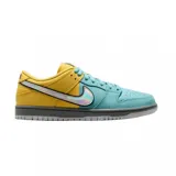 Championes Nike SB Dunk Low Pro, diseño bicolor en tonos amarillo y celeste con detalles iridiscentes en el swoosh y la franja trasera, entresuela gris y suela a tono.
