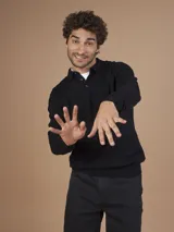 Sweater negro de punto con cuello polo y mangas largas.