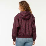 Cortavientos con capucha, cierre frontal con cremallera, puños elásticos y diseño holgado con estampado de leopardo en tonos bordó y negro.