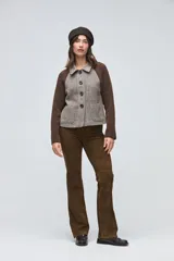 Campera corta con cuerpo de lana tejida en textura tweed y mangas de punto liso en color marrón. Presenta cuello camisero, cierre frontal con botones y bolsillos frontales tipo plaque.