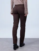 Pantalón negro de gabardina elastizada marca Zac & Rachel, con pretina ancha y faja interna modeladora. Tiene costura frontal pespunteada y bolsillos ojal simulados en la parte trasera.