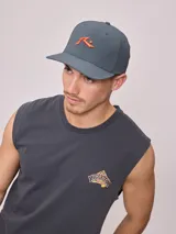 Gorra con visera de ripstop color gris, con logo frontal bordado en color naranja.