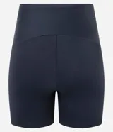 Bermuda ciclista deportiva de microfibra color negro, con diseño ajustado al cuerpo y cintura fruncida.