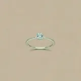 Anillo de plata 925 con piedra topacio celeste de corte rectangular engarzada en seis puntas y diseño fino.