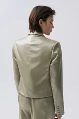 Blazer color verde oliva de tafeta metalizada, con solapas de muesca, cierre cruzado con dos botones y corte cropped.
