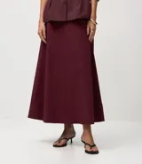 Pollera midi evasé negra, confeccionada en bengalina, con un recorte horizontal en la parte delantera.