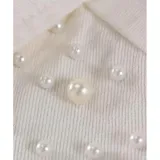 Campera de jean color negro con apliques de perlas en la parte superior frontal. Presenta cuello clásico, cierre frontal con botones metálicos y dos bolsillos en el pecho.