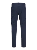 Pantalón cargo de corte slim y tiro medio, color azul marino, con bolsillos laterales tipo cargo con solapa y cierre de cremallera.