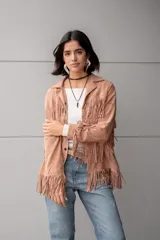 Jeans de corte recto y tiro medio con efecto gastado, color azul clásico.