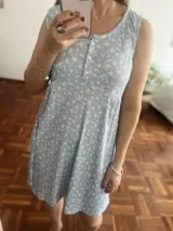 Camisón celeste con estampado floral blanco, sin mangas y con tres botones en el pecho.