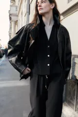 Pantalón fluido de tiro alto color verde militar, con cintura elástica ajustable con cordones y detalles de cuentas de madera. Tiene bolsillos delanteros y pierna recta.