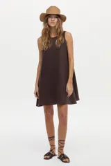 Vestido corto de lino blanco, sin mangas, con cuello redondo y diseño holgado.