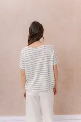 Remera de calce relajado con diseño de rayas horizontales en tonos rosados y blancos, escote redondo y manga corta.