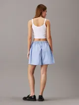 Shorts tipo bóxer de denim celeste, con cintura elástica con logo de Calvin Klein.