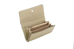 Billetera tipo sobre color rojo con textura granulada y cierre con broche imantado.