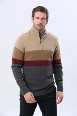 Buzo tejido de punto con diseño de rayas horizontales en tonos verde, gris y azul. Presenta cuello alto con cierre frontal parcial y detalle en material tipo gamuza en la solapa del cierre.