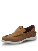 Mocasin de cuero color tostado con costuras visibles y suela de poliuretano blanca. Presenta un diseño de punta redonda y estilo slip-on.