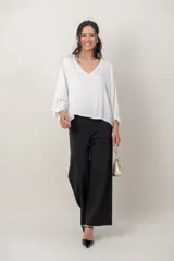 Blusa italiana de viscosa color beige, de calce holgado, con escote en V y detalle de lurex. Presenta mangas tres cuartos y diseño fluido.