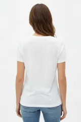 Remera blanca de algodón, de manga corta, con escote en V y calce holgado.