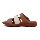 Sandalias de cuero color suela y marrón, con diseño de tres tiras cruzadas en el empeine y tira ajustable con velcro en el talón. Cuenta con suela plana y cómoda.