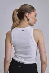 Musculosa de algodón acanalado con cuello redondo, corte ajustado y diseño sin mangas.