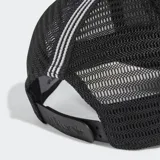Gorra negra con paneles frontales rígidos, logo de Adidas bordado en blanco y paneles traseros de malla.