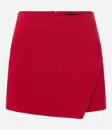 Short pollera corto color marrón de bengalina, con diseño cruzado en el frente, cierre invisible en la parte trasera y talle alto.