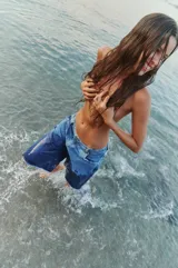 Bermuda de jean azul de tiro bajo, con ruedo al corte.