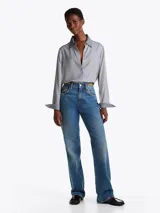 Camisa celeste con estampado de lunares blancos, de corte regular, cuello francés, cartera oculta y puños con un botón.