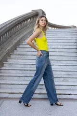 Musculosa roja de microfibra doble torsión, sin mangas, con terminación de vivos a tono en cuello y sisas, calce fit al cuerpo y largo hasta la cadera. Presenta un detalle de accesorio metálico con abertura en el escote delantero.