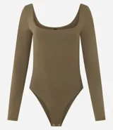 Body de manga larga con escote cuadrado, confeccionado en microfibra de poliamida y elastano. Presenta un diseño ajustado al cuerpo y cierre inferior mediante botones de presión.