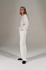 Jeans de tiro alto y corte recto de pernera larga, con diseño clásico de cinco bolsillos y costuras en contraste. Cierre frontal con cremallera y botón metálico.