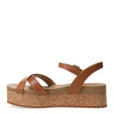 Sandalias de cuero color marrón caramelo con plataforma de corcho, tiras cruzadas en el empeine y cierre con hebilla metálica en el tobillo.