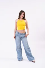 Musculosa halter color blanco, confeccionada en algodón elastizado premium, de corte ajustado al cuerpo y escote cerrado.
