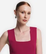 Blusa cropped negra de punto con escote cuadrado y breteles anchos.